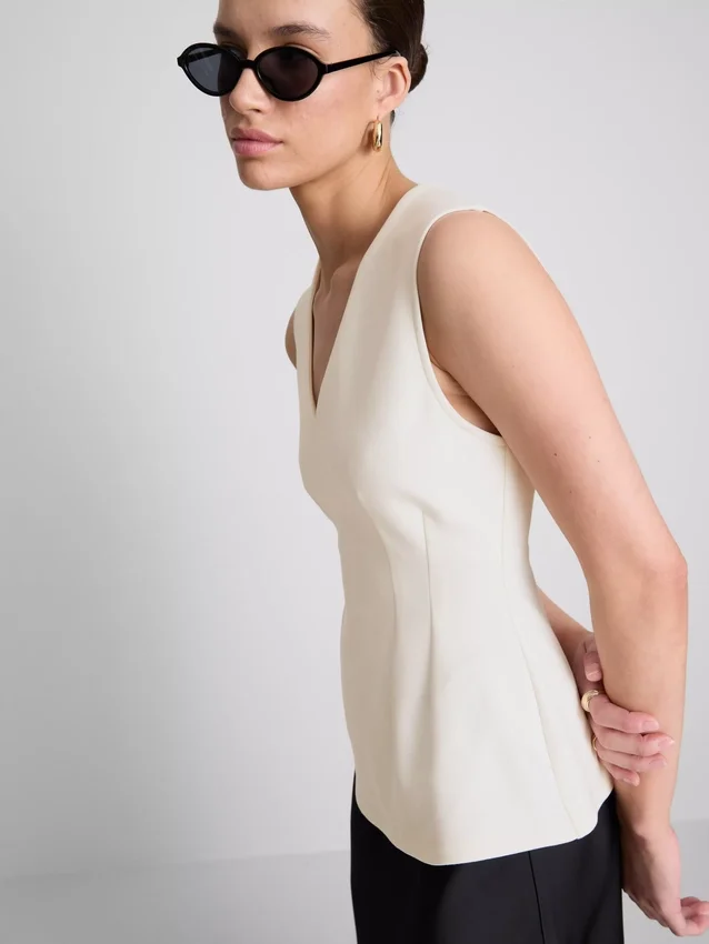 Ærmeløs top med V-udskæring og peplum