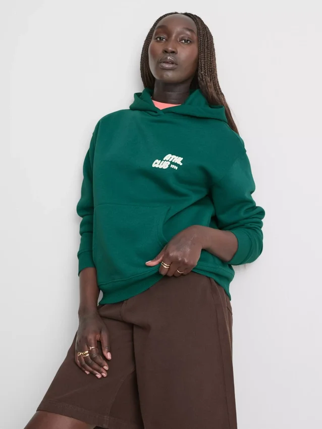 Afslappet hoodie i atletikklub-stil