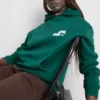 Afslappet hoodie i atletikklub-stil