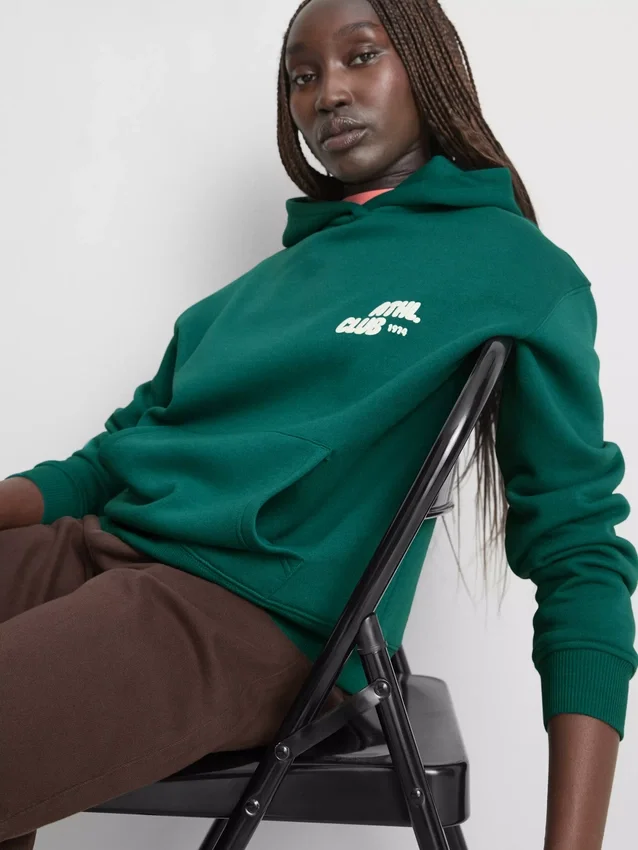 Afslappet hoodie i atletikklub-stil