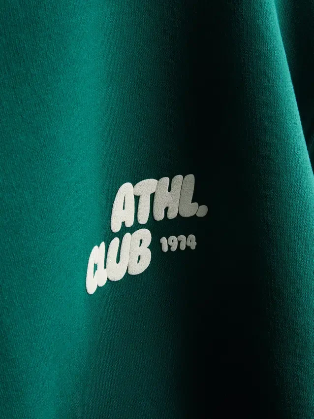 Afslappet hoodie i atletikklub-stil