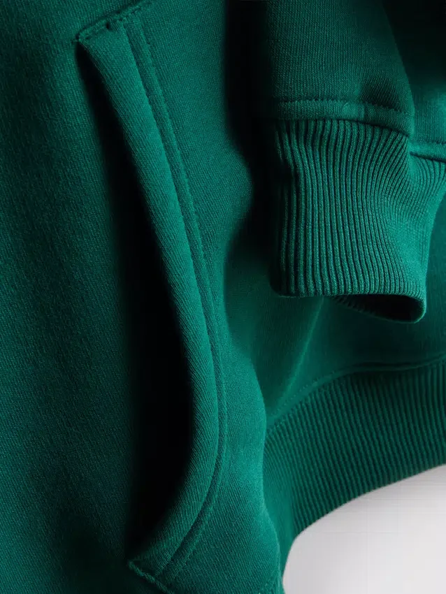 Afslappet hoodie i atletikklub-stil