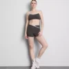 Aktiv crop-top med kontrastkant og krydsryg