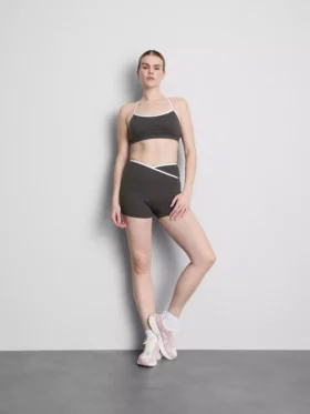 Aktiv crop-top med kontrastkant og krydsryg