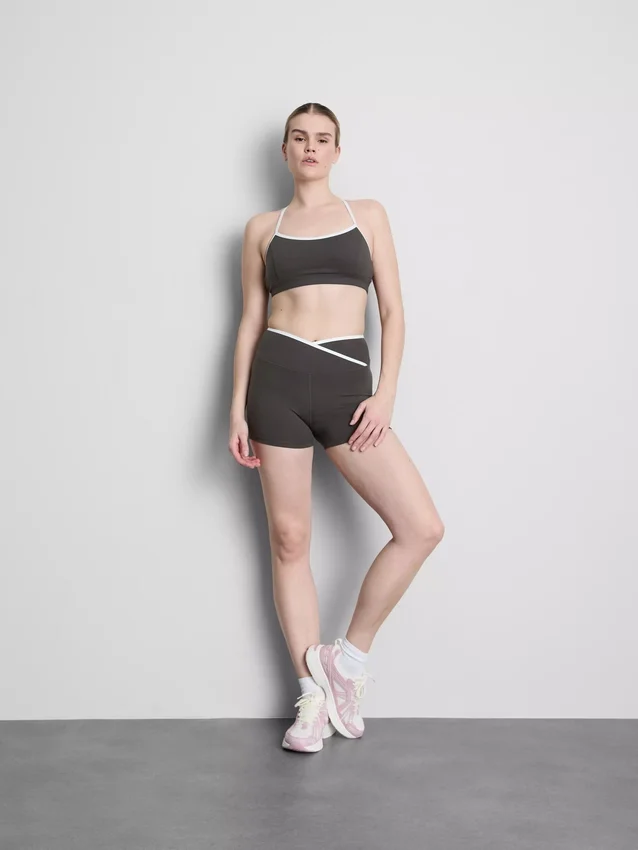 Aktiv crop-top med kontrastkant og krydsryg