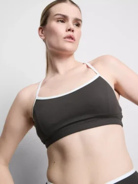 Aktiv crop-top med kontrastkant og krydsryg