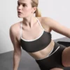 Aktiv crop-top med kontrastkant og krydsryg