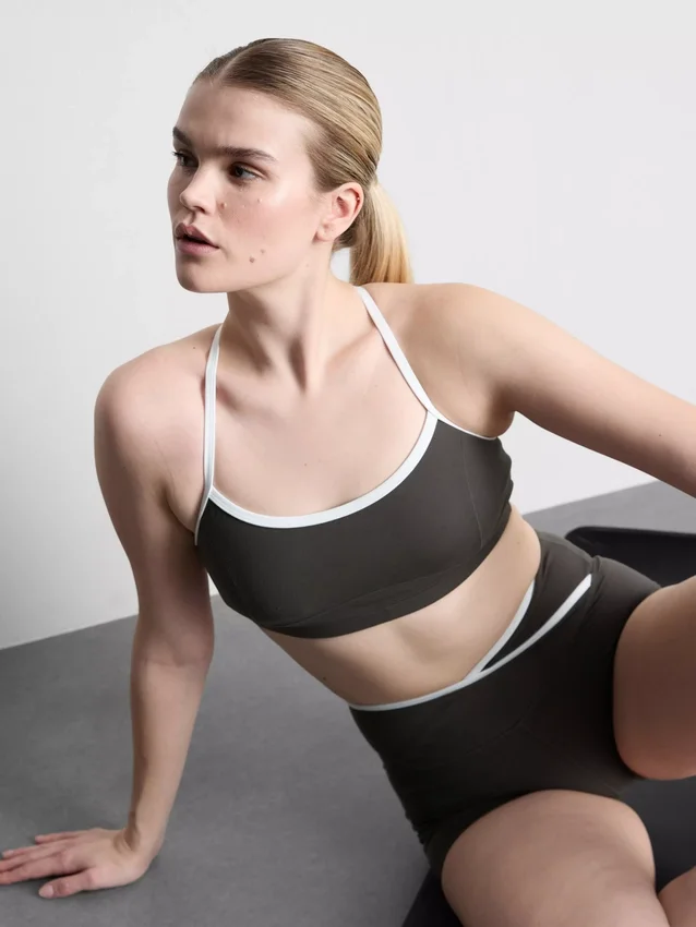 Aktiv crop-top med kontrastkant og krydsryg