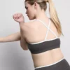 Aktiv crop-top med kontrastkant og krydsryg