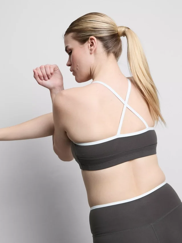 Aktiv crop-top med kontrastkant og krydsryg