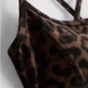 Aktiv crop-top med leopardmønster og racerback