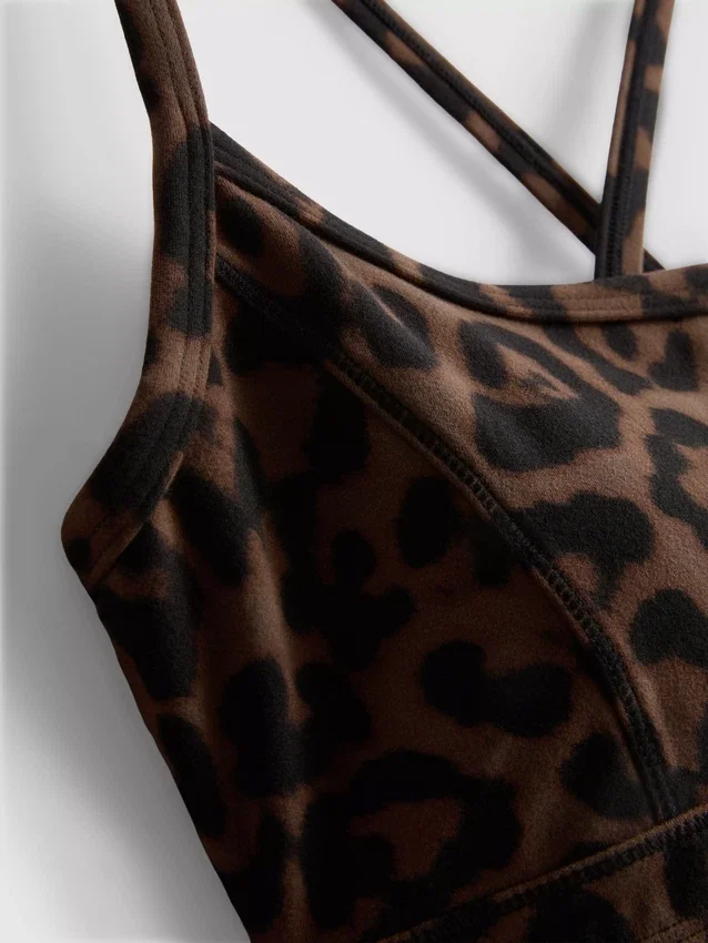 Aktiv crop-top med leopardmønster og racerback