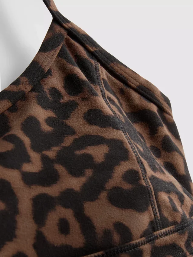 Aktiv crop-top med leopardmønster og racerback