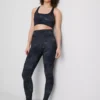 Aktiv crop-top med racerryg og marmorprint