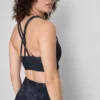 Aktiv crop-top med racerryg og marmorprint