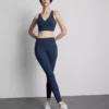 Aktiv crop-top med V-hals og racer-snit