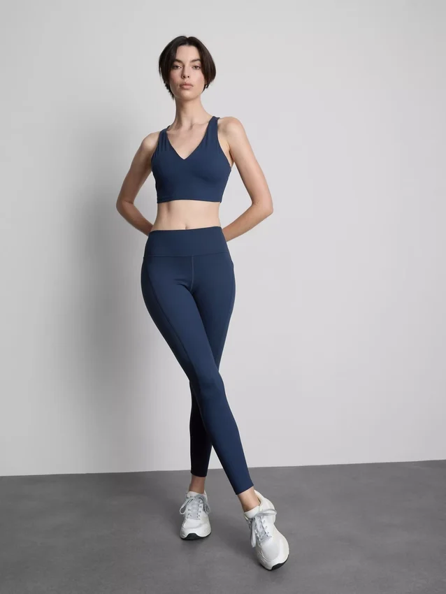 Aktiv crop-top med V-hals og racer-snit