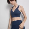 Aktiv crop-top med V-hals og racer-snit