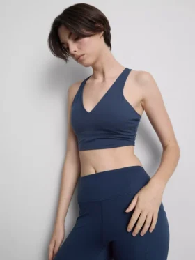 Aktiv crop-top med V-hals og racer-snit