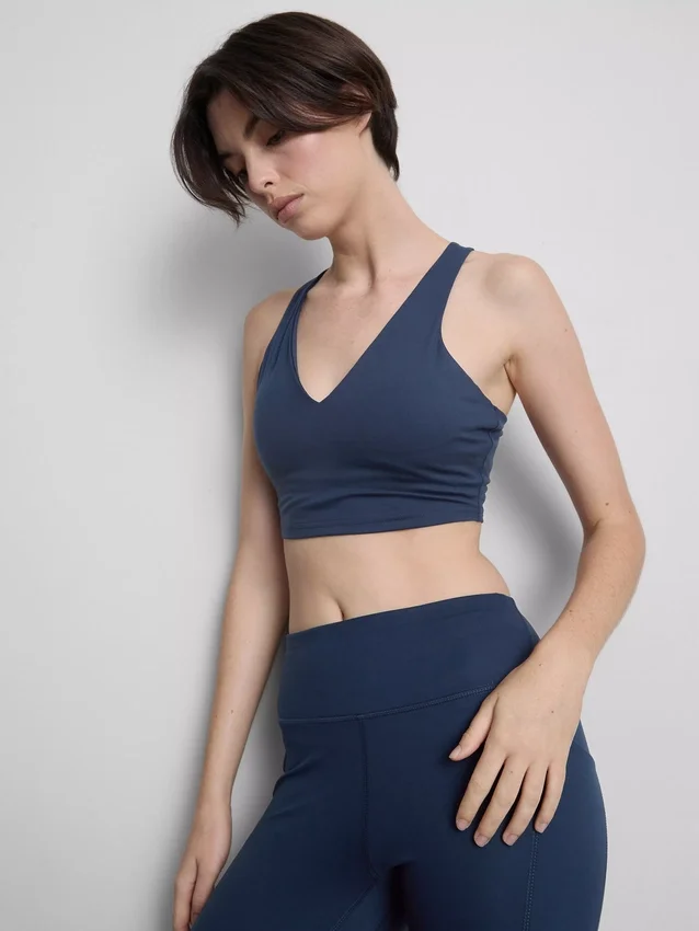 Aktiv crop-top med V-hals og racer-snit