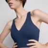 Aktiv crop-top med V-hals og racer-snit