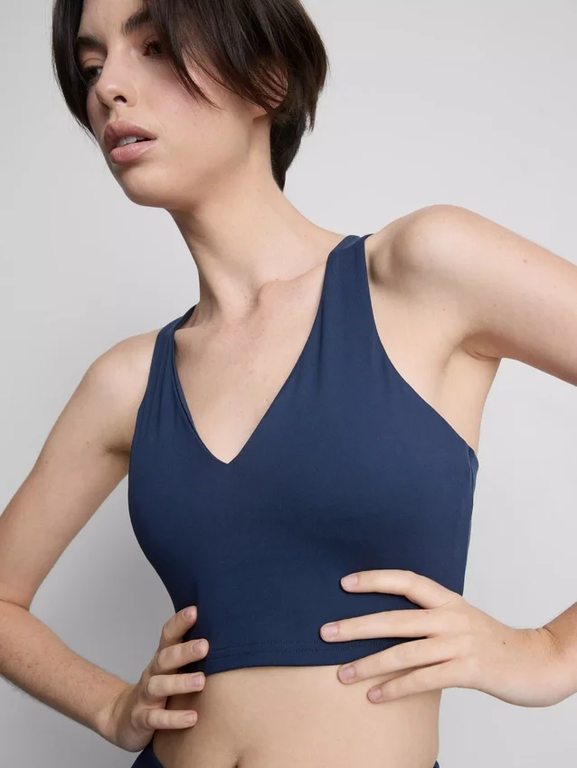 Aktiv crop-top med V-hals og racer-snit
