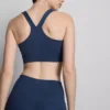 Aktiv crop-top med V-hals og racer-snit