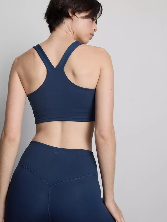 Aktiv crop-top med V-hals og racer-snit