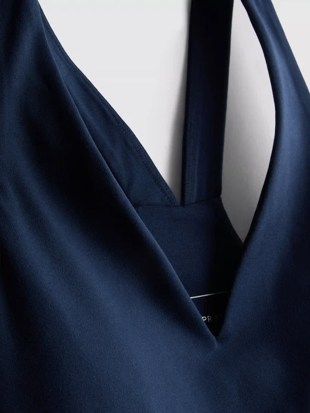 Aktiv crop-top med V-hals og racer-snit