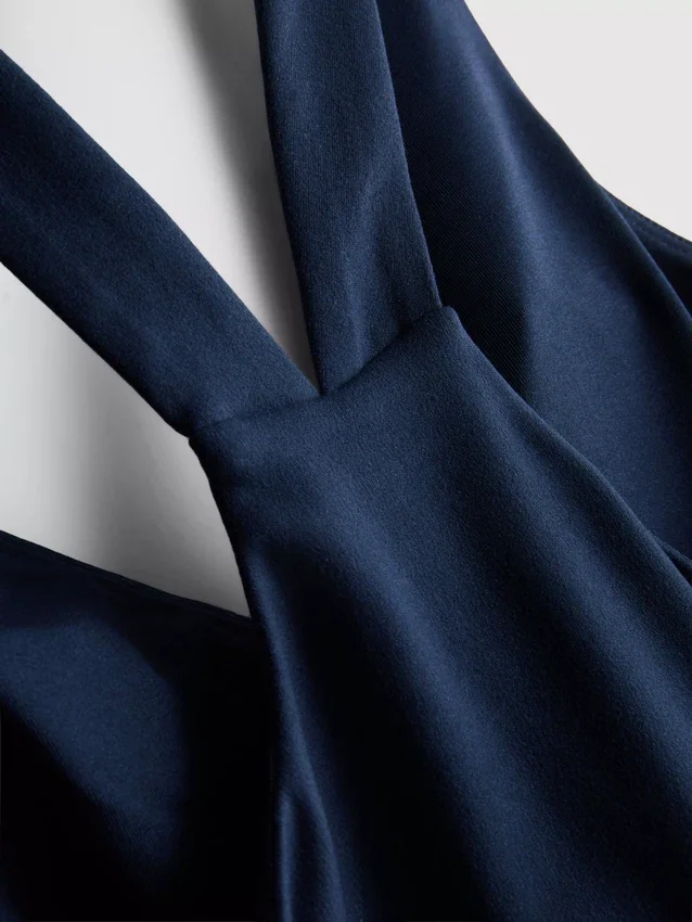 Aktiv crop-top med V-hals og racer-snit