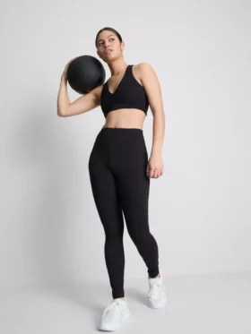 Aktiv crop-top med V-udskæring og glat pasform