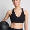 Aktiv crop-top med V-udskæring og glat pasform