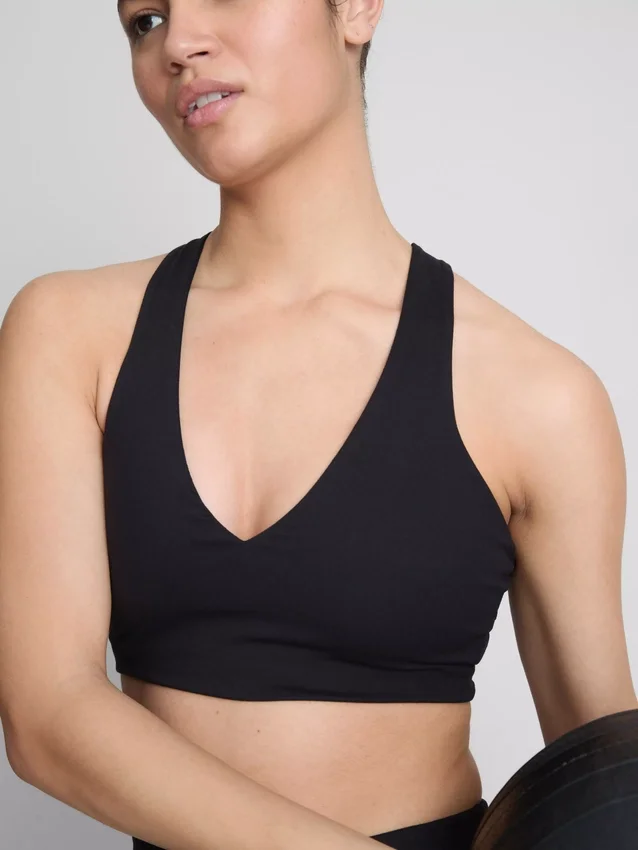 Aktiv crop-top med V-udskæring og glat pasform