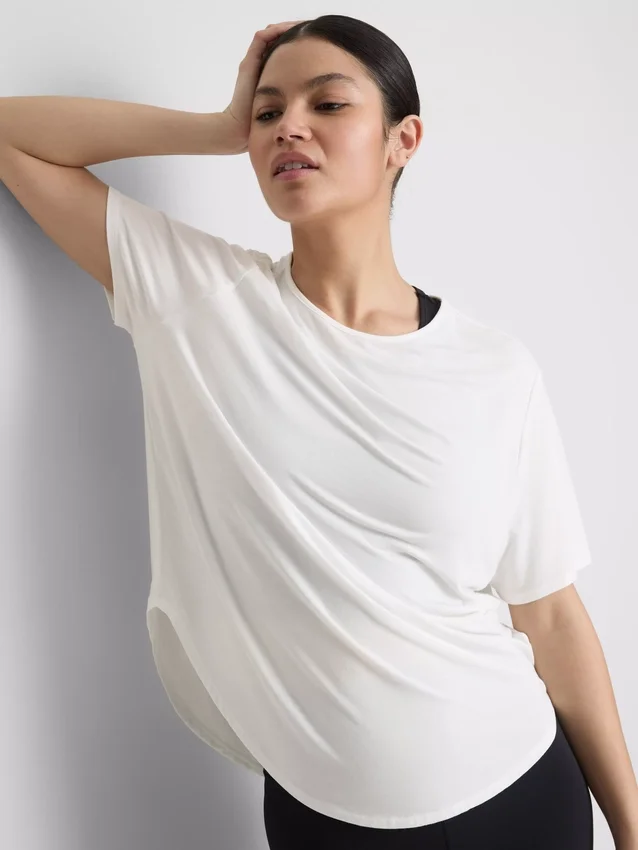 Aktiv T-shirt med buet kant