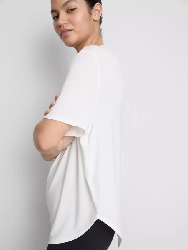 Aktiv T-shirt med buet kant