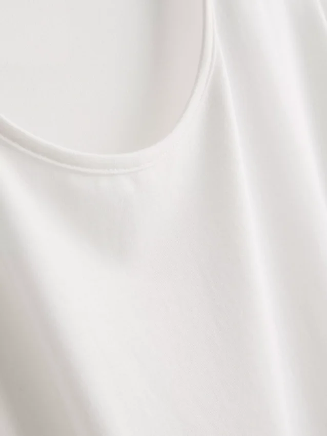 Aktiv T-shirt med buet kant