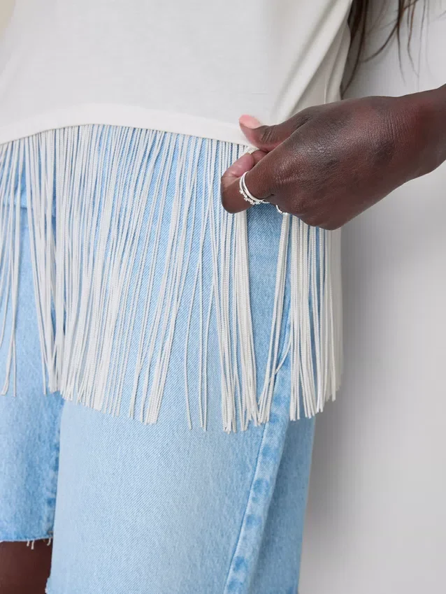 Asymmetrisk T-shirt i bomuld med frynser