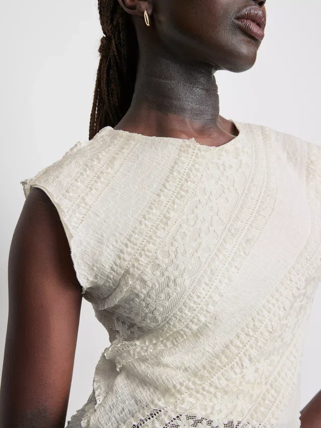 Asymmetrisk tanktop i blonder