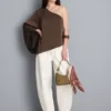 Asymmetrisk top i satin med én skulder