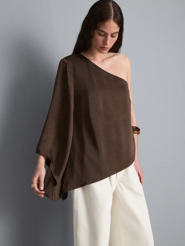 Asymmetrisk top i satin med én skulder