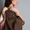 Asymmetrisk top i satin med én skulder