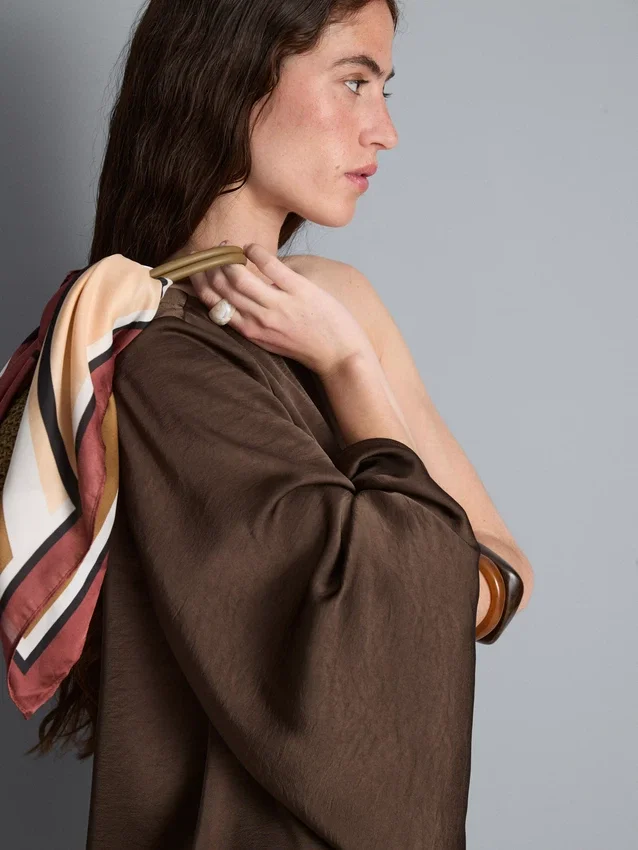 Asymmetrisk top i satin med én skulder