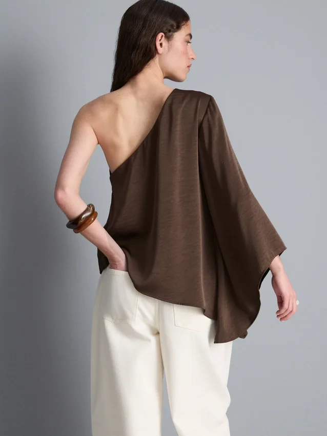 Asymmetrisk top i satin med én skulder
