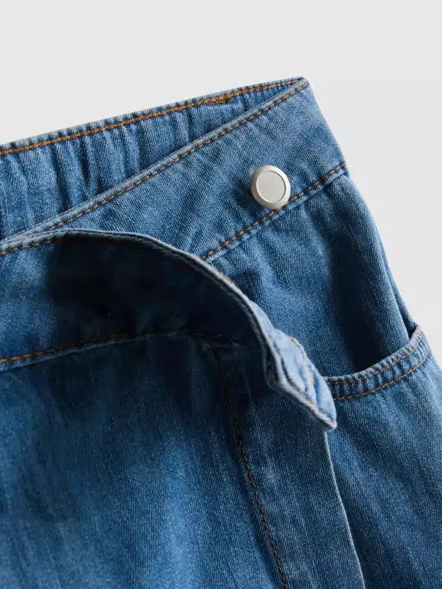 Asymmetrisk wrap-skort i bomuldsdenim