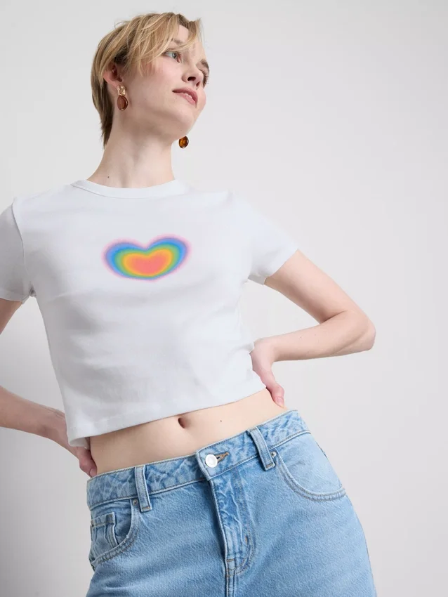 Baby-T-shirt med stolt hjerte i bomuldsrig blanding