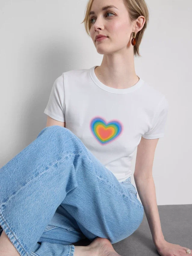 Baby-T-shirt med stolt hjerte i bomuldsrig blanding