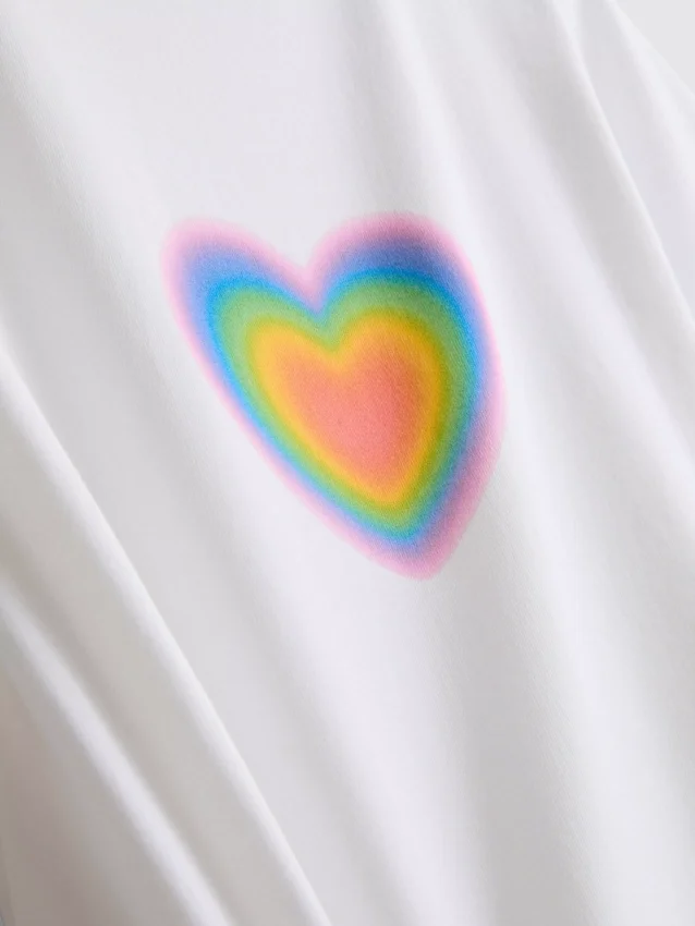 Baby-T-shirt med stolt hjerte i bomuldsrig blanding