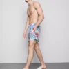 Badeshorts med blomster-graffiti-mønster