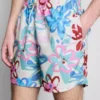 Badeshorts med blomster-graffiti-mønster