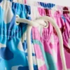 Badeshorts med blomster-graffiti-mønster